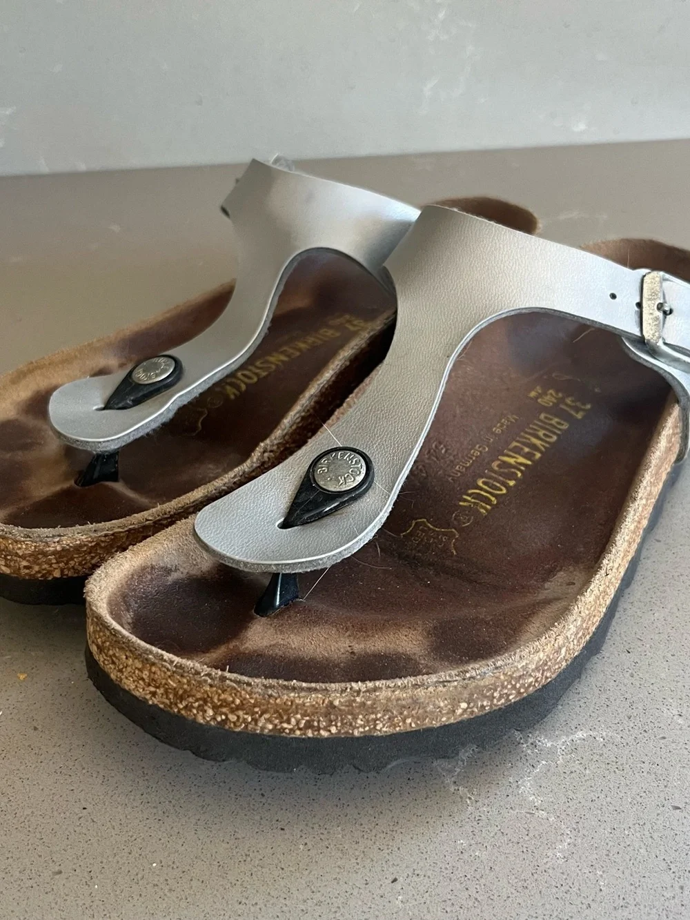 Birkenstock Gizeh Women’s SZ 37 US 6 Medium Silver Metallic Sandals